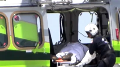 Hombre siendo atendido por paramédicos tras ser herido con un machete en un violento altercado.