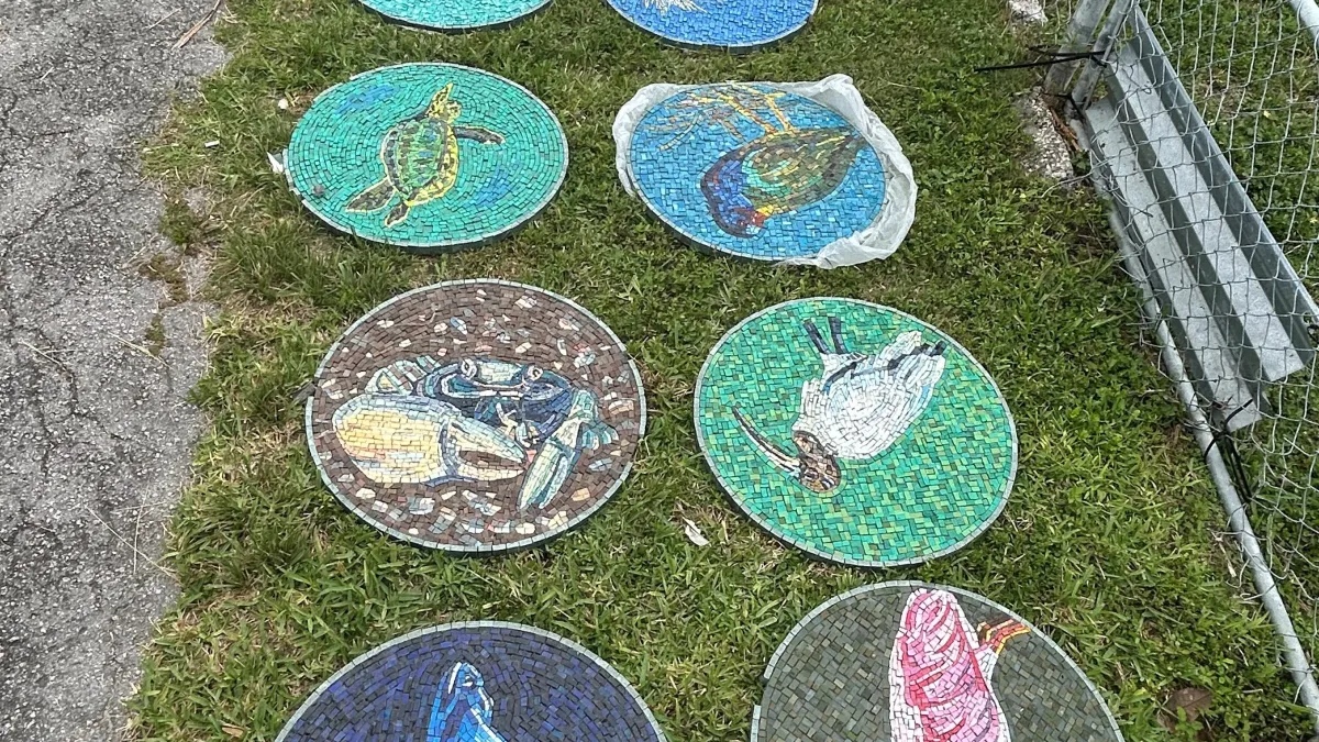 Obras de arte recuperadas tras el arresto de dos empleados del Puerto de Miami acusados de robo.