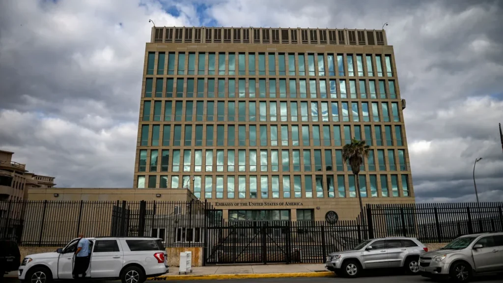 Diplomático estadounidense Mike Hammer durante su inusual visita a barrios del oriente de Cuba.