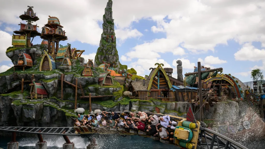 Visitantes disfrutando de las emocionantes atracciones del nuevo parque temático Epic Universe de Universal.