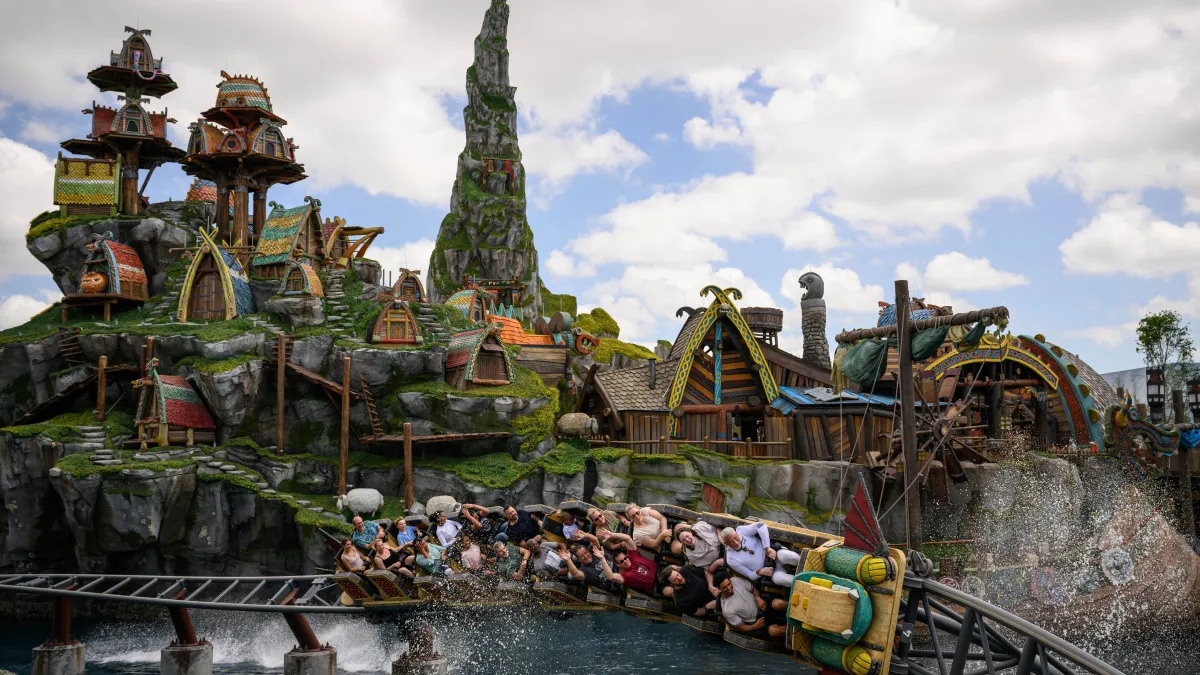 Visitantes disfrutando de las emocionantes atracciones del nuevo parque temático Epic Universe de Universal.