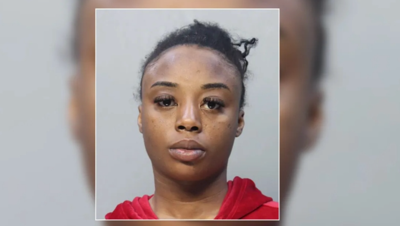Foto policial de Brittney G. Scott, mujer acusada de drogar hombres y robar relojes Rolex en Miami Beach.