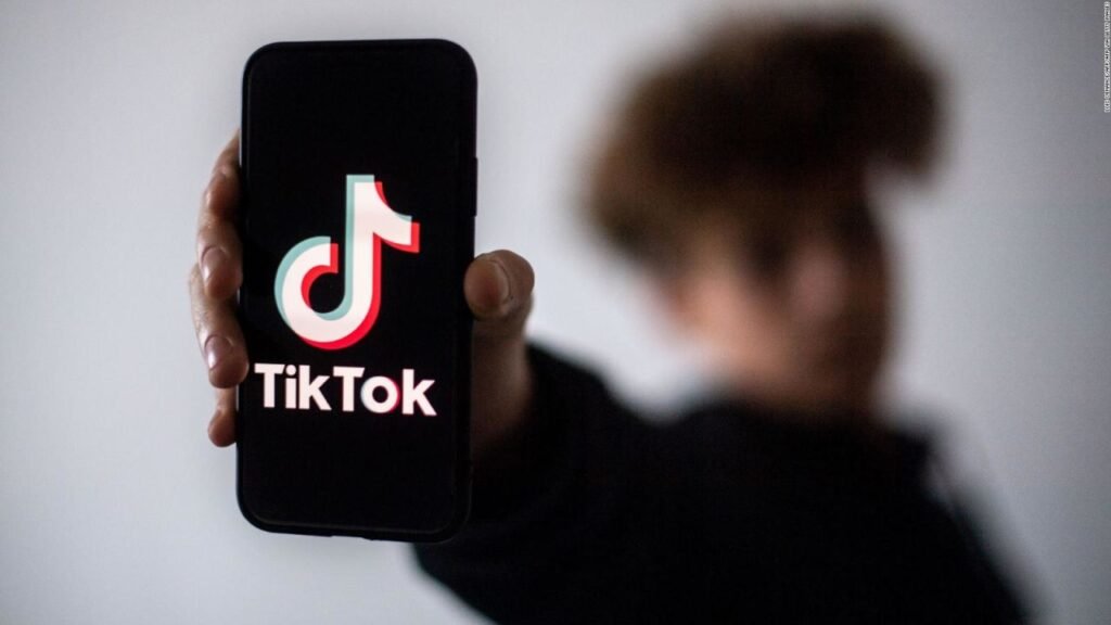 Alerta sobre el peligroso reto viral de TikTok 'Chromebook Challenge' que causa incendios en escuelas.