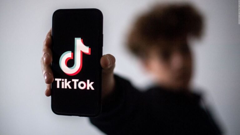 Alerta sobre el peligroso reto viral de TikTok 'Chromebook Challenge' que causa incendios en escuelas.