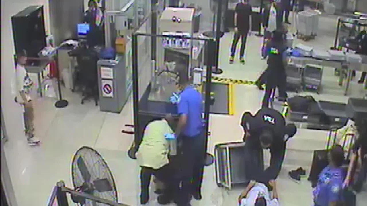 Momento en que Cameron Dylan McDougall agrede a un oficial de la TSA en el Aeropuerto Internacional de Miami, captado por cámaras de seguridad.