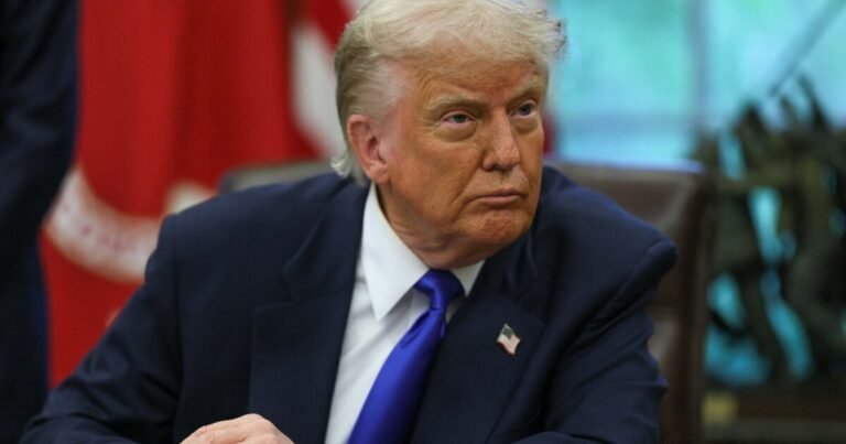 Donald Trump anunciando el plan de incentivos económicos para migrantes que se autodeporten de Estados Unidos.