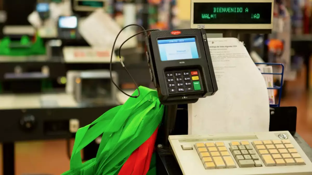 Consumidores enfrentan aumento de precios en productos de Nike, Walmart y otras empresas debido a los aranceles de Trump.