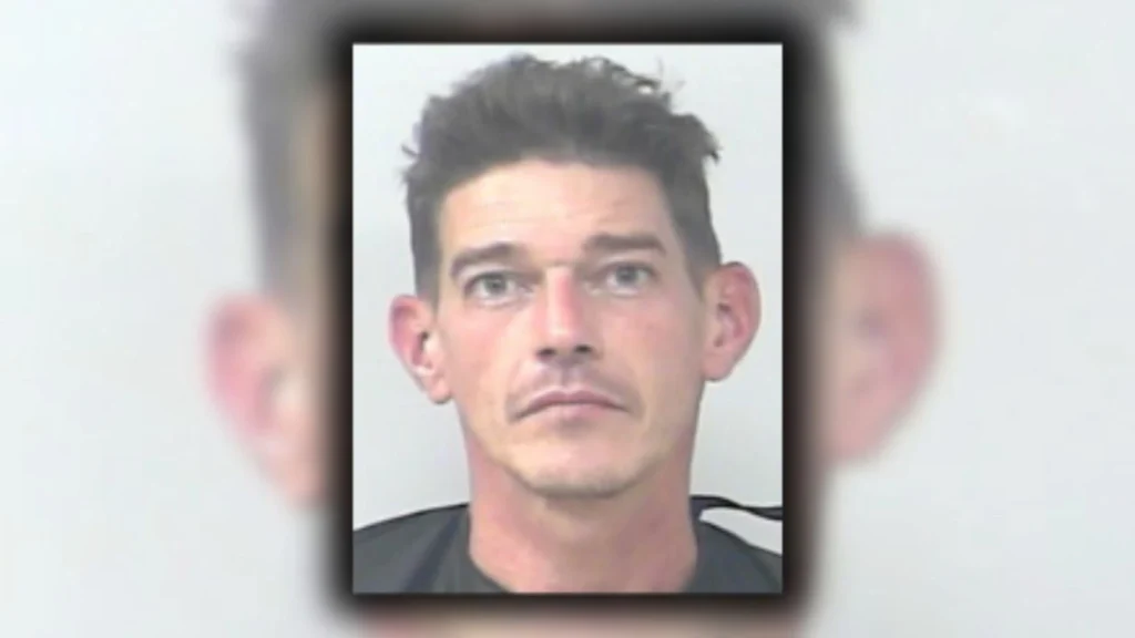 Escena de un crimen en Port St. Lucie donde ocurrió un asesinato, con presencia policial y cinta de no pasar.
