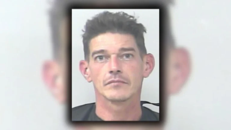 Escena de un crimen en Port St. Lucie donde ocurrió un asesinato, con presencia policial y cinta de no pasar.