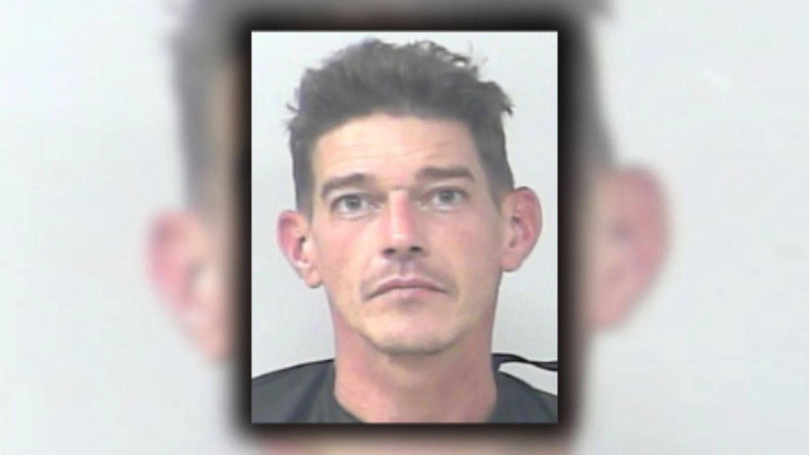 Escena de un crimen en Port St. Lucie donde ocurrió un asesinato, con presencia policial y cinta de no pasar.