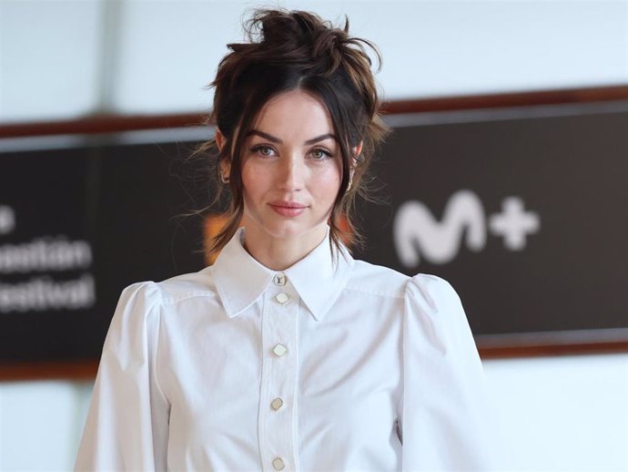 Ana de Armas y Tom Cruise sonrientes, en medio de rumores sobre proyectos conjuntos y una posible relación.