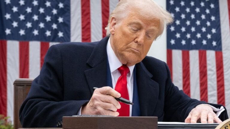Donald Trump discutiendo los aranceles con China y las próximas negociaciones comerciales.