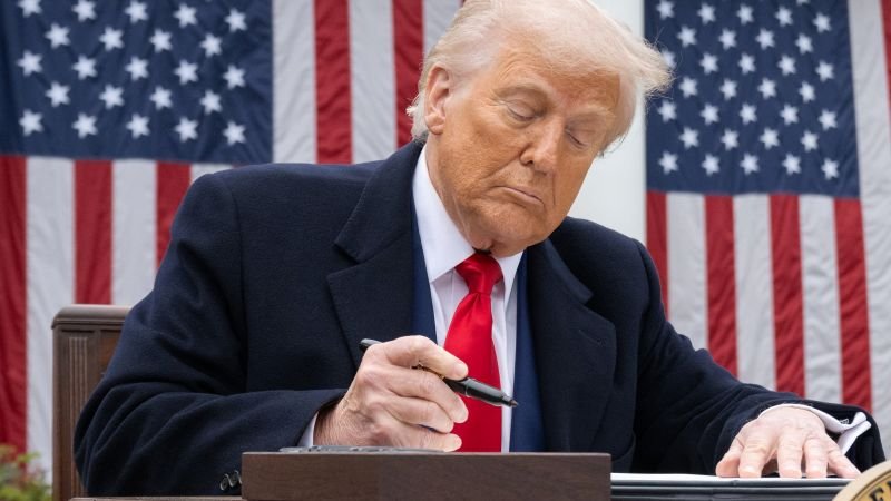 Donald Trump discutiendo los aranceles con China y las próximas negociaciones comerciales.