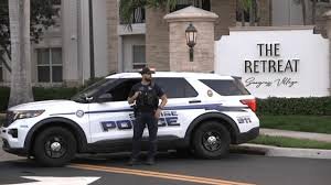 Escena del crimen tras un doble apuñalamiento en el vecindario The Retreat Sawgrass Village en Sunrise, que dejó un muerto.