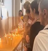 Madre e hija cumpliendo promesa a la Virgen del Cobre en Cuba en el santuario de Santiago.