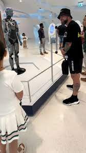 Cubano interactuando con un robot de inteligencia artificial al que pregunta sobre el futuro del comunismo en Cuba.