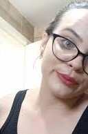 Una joven cubana en Brasil alertando en TikTok sobre un intento de estafa con un falso paquete de Correios.