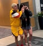Joven cubana @gabrielawenke recibiendo un lujoso Mercedes-Benz G-Wagon como regalo de cumpleaños número 20.