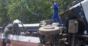 Escena del aparatoso triple choque en la Autopista Nacional, cerca de Jagüey Grande, con una rastra y un ómnibus implicados.