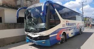 Ómnibus de Transtur dañado tras ser embestido por un camión grúa en Cárdenas, Cuba.