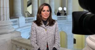 Congresista María Elvira Salazar celebrando la firma de su ley "Take It Down" contra deepfakes en la Casa Blanca.