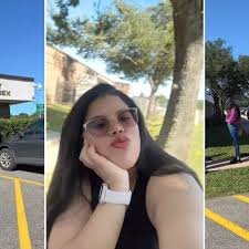 Joven cubana documentando su caótica experiencia con largas filas en la corte del condado Harris en Houston.