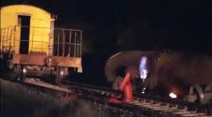 Equipo de bomberos combatiendo el incendio después de que un tren cargado de alcohol descarrila en Matanzas.