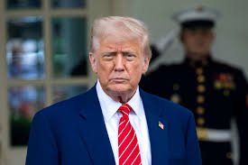 Donald Trump firmando la orden ejecutiva para reducir el precio de los medicamentos en Estados Unidos.