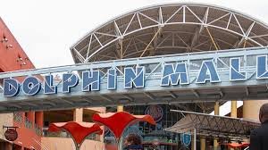 Empleado arrestado por colocar un bolígrafo con cámara espía en el baño de una tienda del Dolphin Mall.