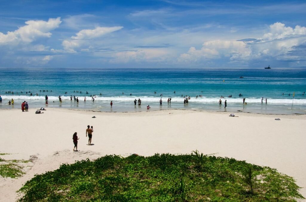 Turistas disfrutando de una playa en el Caribe, uno de los destinos favoritos de los viajeros de Estados Unidos, mientras Cuba queda fuera de la lista.