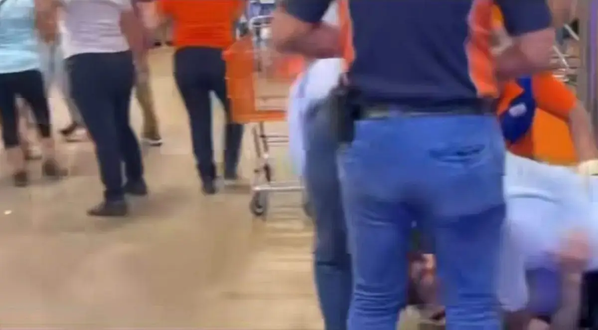 Migrante cubano en México escapando de supermercado en Tapachula tras intento de robo.