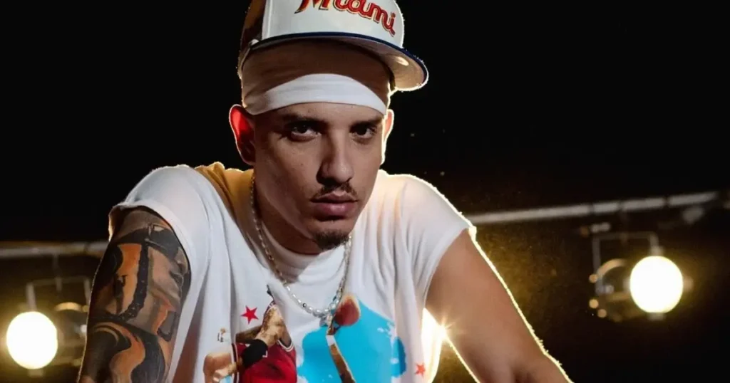 Oniel Bebeshito promocionando su nuevo EP "3 de 3" con tres temas versátiles.