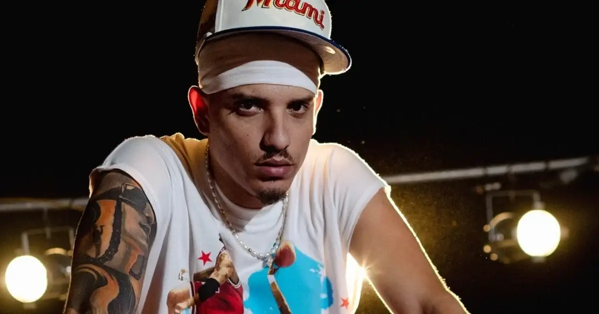 Oniel Bebeshito promocionando su nuevo EP "3 de 3" con tres temas versátiles.