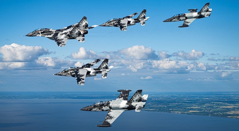 Impresionante formación del poderío militar aéreo de EE.UU. con bombarderos y cazas sobrevolando Miami en el Air & Sea Show.