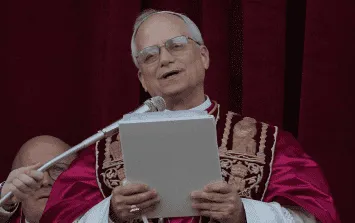 El nuevo Papa León XIV, Robert Francis Prevost, saluda a los fieles desde el balcón de la Basílica de San Pedro.