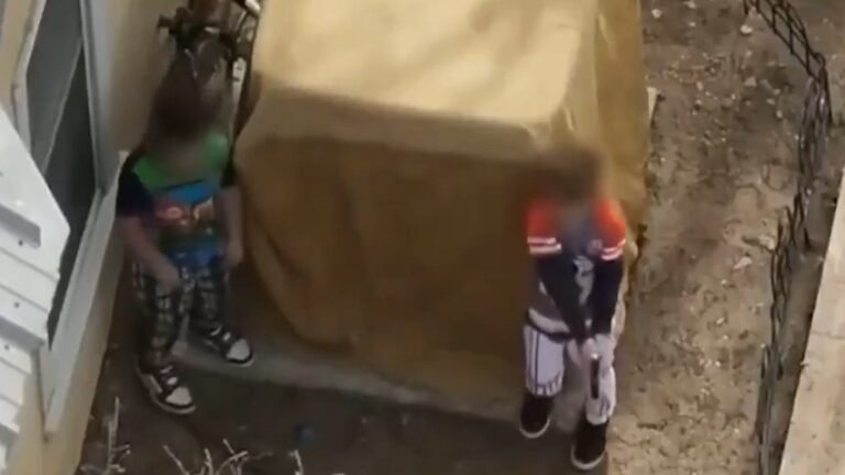 Impactante video de dron muestra a dos niños armados enfrentando a la policía en Nuevo México.