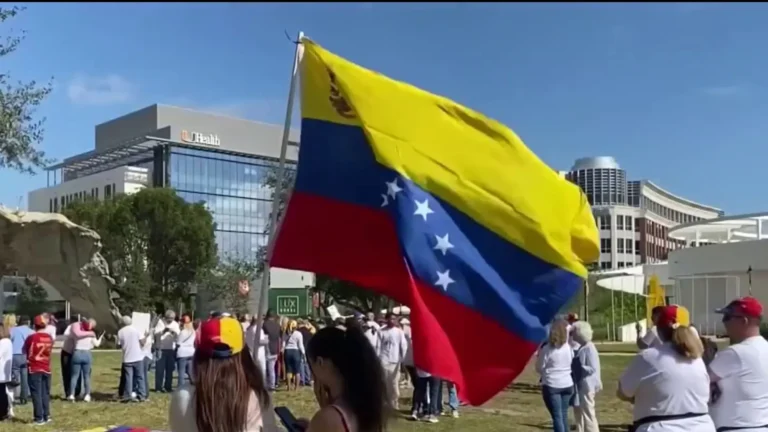 Congresistas del sur de Florida expresando preocupación por decisión de Corte Suprema sobre TPS para venezolanos.
