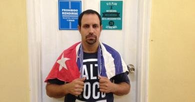 El activista cubano Oscar Casanella posando para una foto, con una expresión seria que refleja su lucha por el asilo político en Miami.