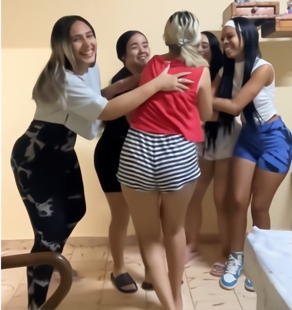Jóvenes cubanas intentando grabar un TikTok son interrumpidas por un apagón en Cuba, en un video que se hizo viral.