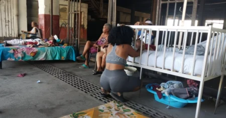 Youtuber estadounidense documentando las precarias condiciones de vida en un solar de La Habana, Cuba, donde residen cientos de personas hacinadas.