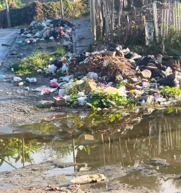 Cubana de Matanzas @sheyreyes032 denuncia en TikTok el deplorable estado de las calles de su barrio, llenas de basura y baches.