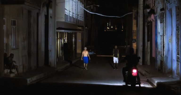Una vela encendida ilumina una habitación oscura durante un prolongado apagón en Matanzas, Cuba, reflejando la crisis energética.