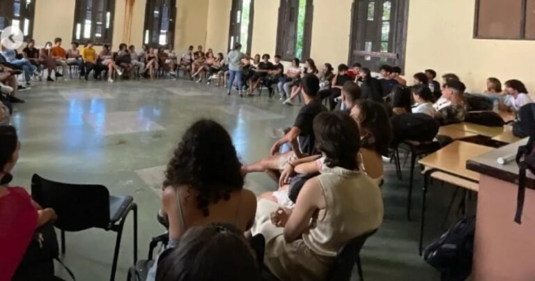 Estudiantes de la Facultad de Biología de la Universidad de La Habana en protesta contra las tarifas de ETECSA y la postura de la FEU nacional.