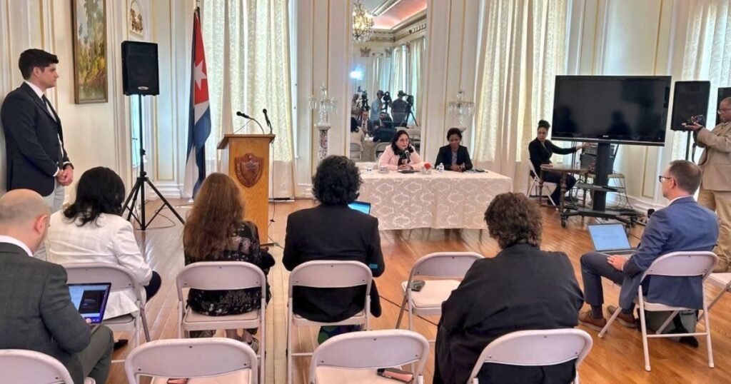 Bandera de Cuba y Estados Unidos simbolizando la tensión en los acuerdos migratorios y las acusaciones mutuas.