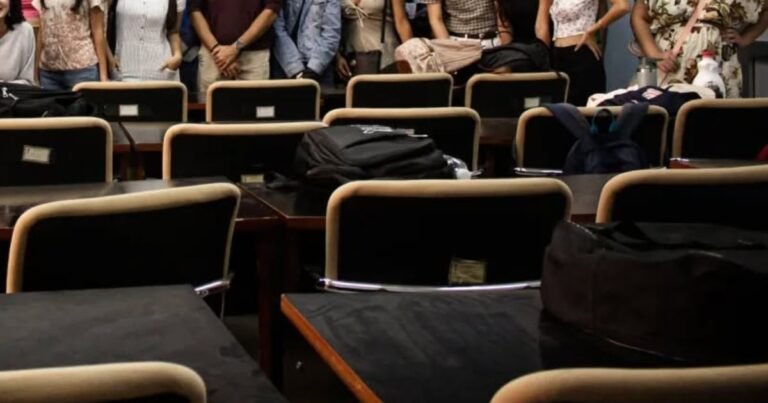 Estudiantes de la Facultad de Comunicación (FCOM) de la Universidad de La Habana exigen a ETECSA soluciones equitativas de acceso a internet para toda la población.