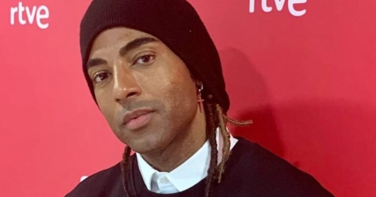 Yotuel Romero, cantante cubano, reflexiona sobre el sacrificio de los cubanos en el exilio y su papel en el sostenimiento de la isla.