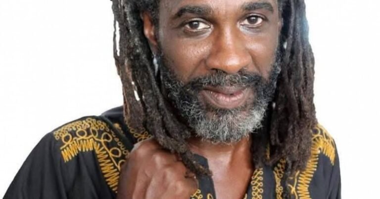 Rodolfo Rensoli, pionero del hip hop en Cuba y fundador del festival de rap, cuyo legado de denuncia y cultura persiste tras su fallecimiento.