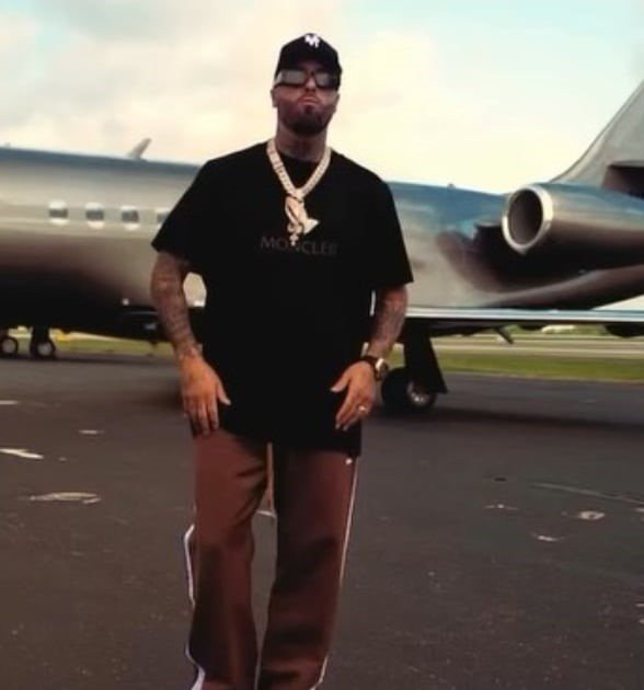Nicky Jam posando orgulloso junto a su nuevo jet privado, su más reciente "juguete".