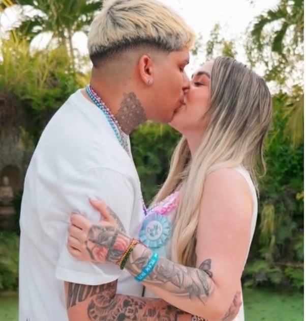 Kevincito El 13 y Chavelys Diz celebrando la revelación de género de su futuro hijo varón en Miami.