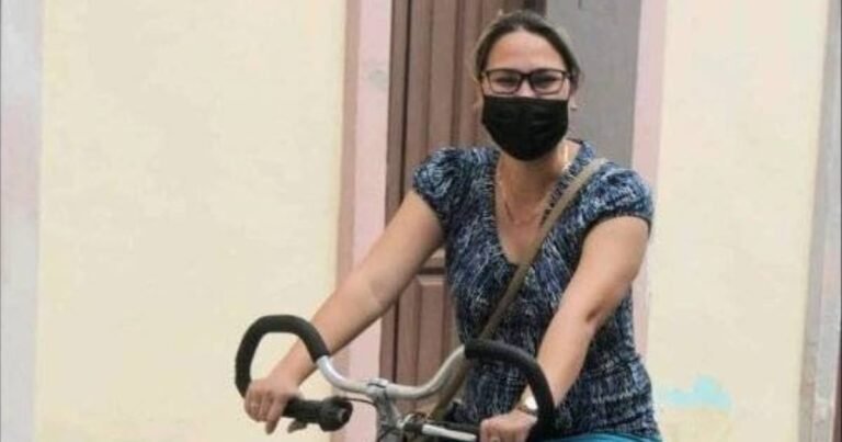 Publicación de la periodista Gretel Yanet Tamayo en redes sociales denunciando el robo de su bicicleta en el estadio de Las Tunas, Cuba, y mostrando el vehículo sustraído.